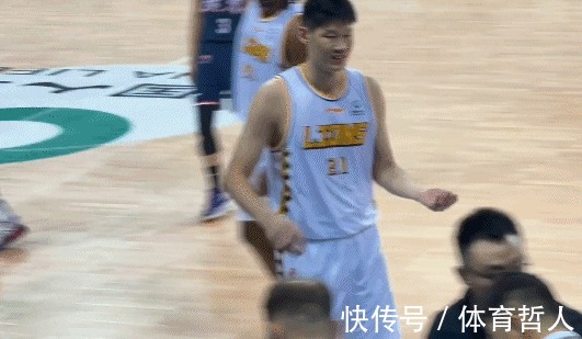 cb胡金秋捡到2颗牙!赵岩昊与杜润旺相撞,牙齿脱落,已经前往医院