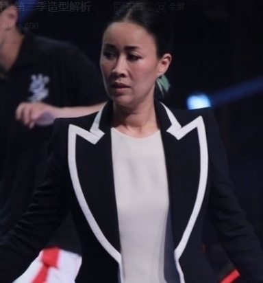 因长相丑陋蒙面上中国好声音，后被那英拒绝， 现今真是高攀不起