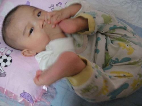 小宝宝|小宝宝将脚丫放进嘴里,细细品尝之后皱起眉头,表情让人哭笑不得