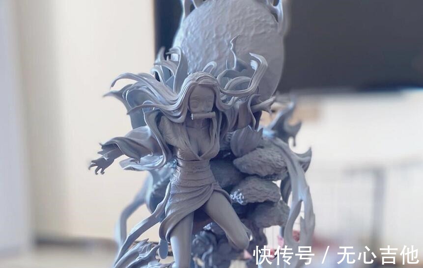 手办|鬼灭之刃2千元祢豆子官方手办,白天看太丑,晚上看很美