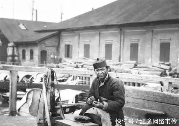 老照片|百年前的一组老照片：图一是补鞋匠，图四看着令人鼻子酸