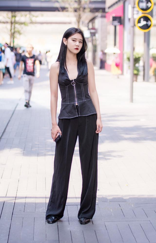 小姐姐|街拍:小姐姐清爽的连衣裙简洁大方,很有淑女风的感觉