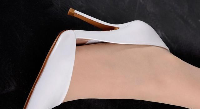 细跟高跟鞋陪伴女生走过了青春和成熟，充满活力和自信