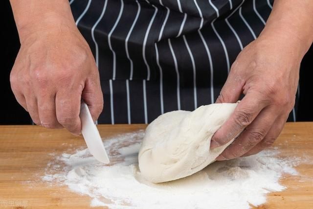 面团|三伏天蒸包子，用酵母粉还放碱面吗？照着发面，包子蓬松圆鼓