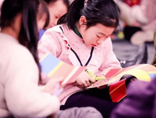 学生|家长买“蛋糕边角料”给孩子吃，引众人吐槽，节俭的父母养自卑娃