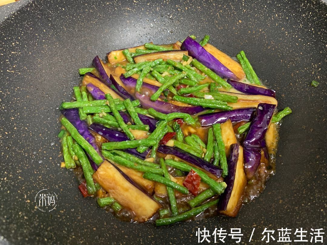 这两样素菜一起炒,实在太鲜香了,难怪女儿爱吃,比吃肉都香