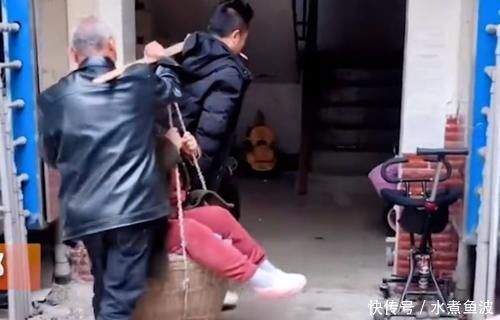 宝妈|羡慕!宝妈剖腹产出院,丈夫担心她伤口疼,用箩筐将其抬回家