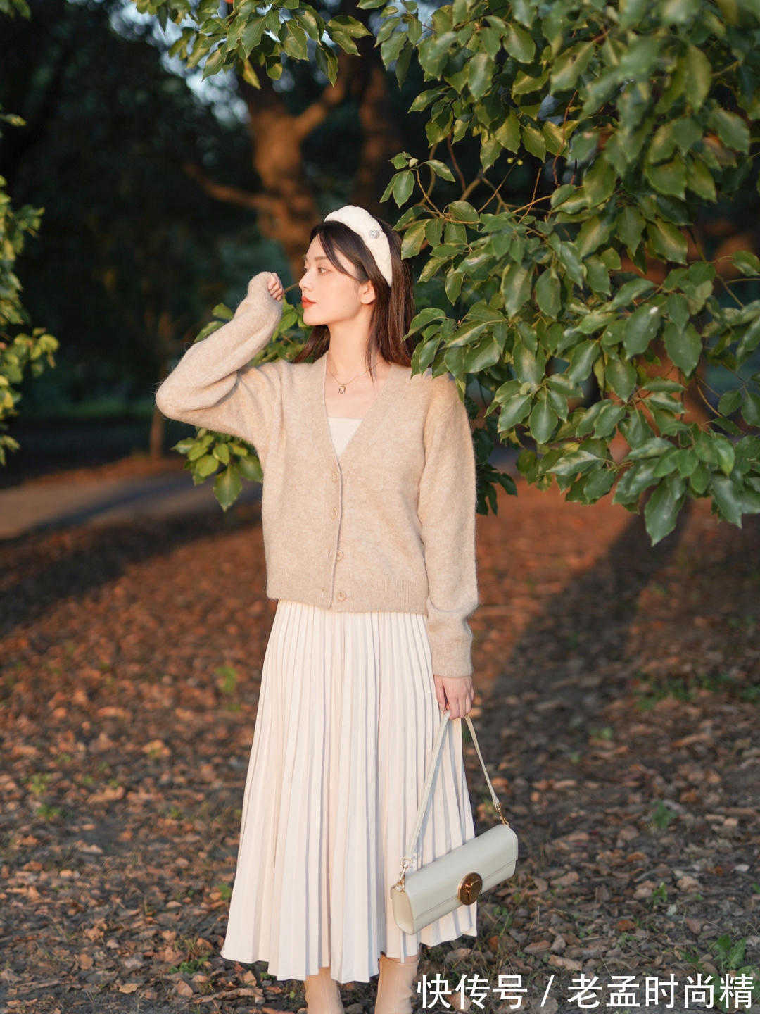 搭配|秋季不要瞎打扮,针织衫搭配百褶裙温柔优雅又保暖,美得高级