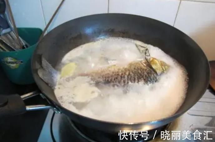 窍门|炖鲫鱼汤，牢记“3点窍门”，比直接下锅炖好喝，浓白又鲜香