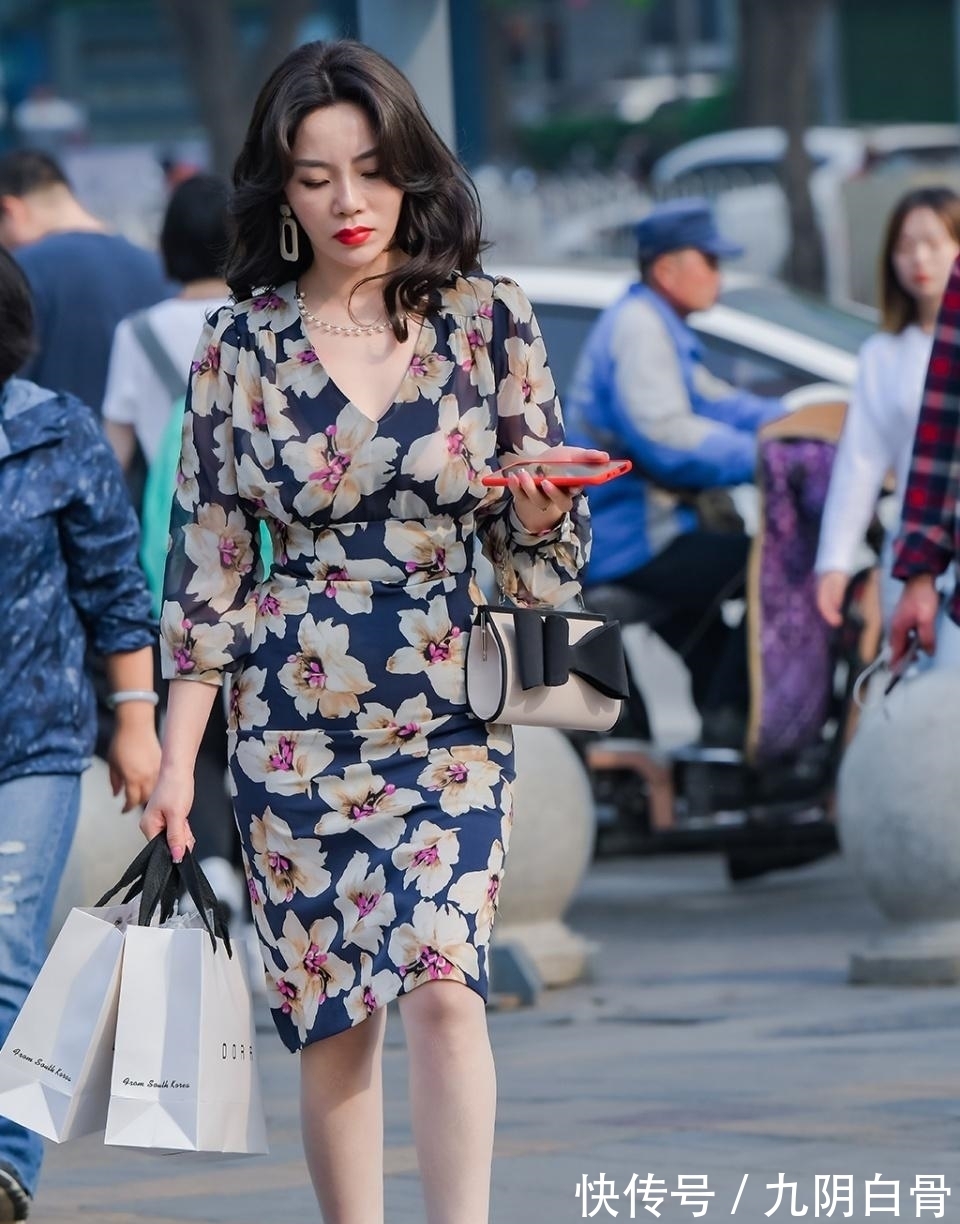 清新 长袖碎花裙穿出初秋的清新，优雅又显温柔，美的成熟又大方