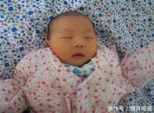 新生娃|新生娃出生7天迟迟不睁眼,父母急忙送医后,医生却不厚道的笑了