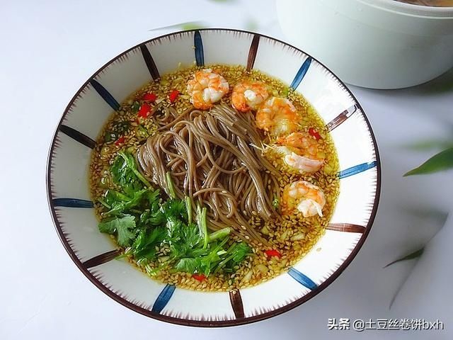 眯眯眼|晚餐的一碗面火了，酸爽开胃吃不胖，香到眯眯眼，网友：明天安排