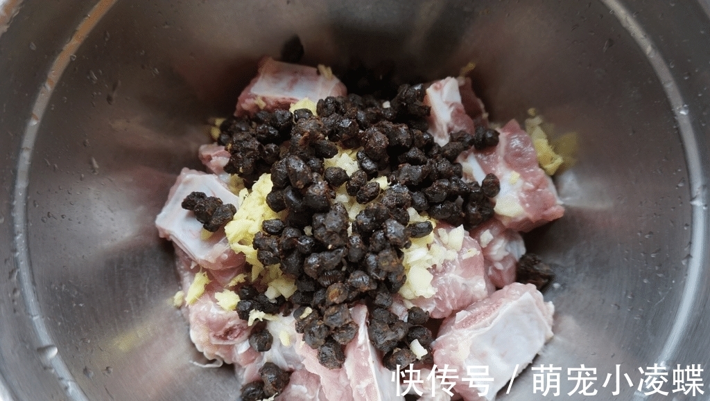 浸泡|我家排骨从不炖着吃,蒸一蒸,鲜香入味,一周吃4次,太费米饭