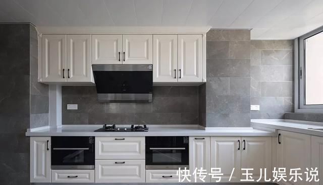 电视背景墙|153平轻奢浪漫美式四居,过道处设计了一排柜子,美观实用又大气