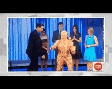 |搞笑GIF:刚娶的媳妇 衣服都还没换 本性就露出来了