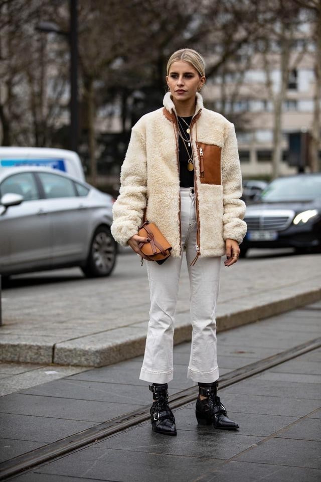 搭配|大衣先放一放,今冬流行“羊羔绒外套”,搭配这3款单品慵懒时髦