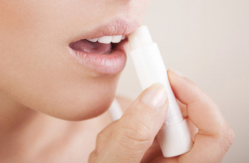 深冬嘴唇干裂怎么办？支招护唇方法