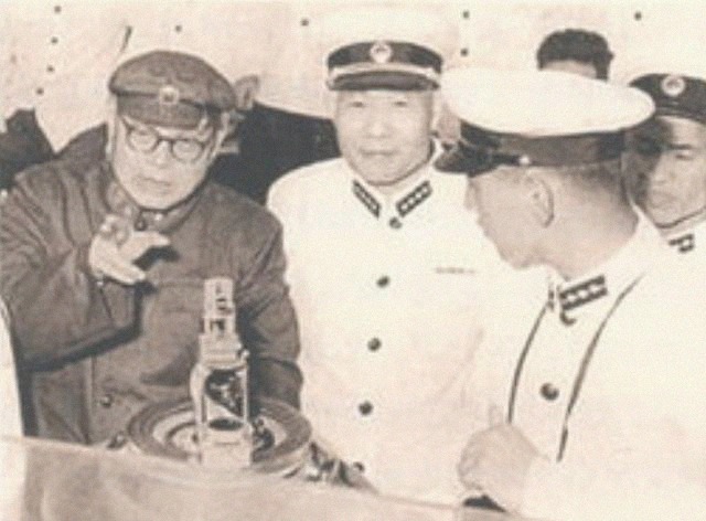 海军司令|主席到萧劲光家里做客,笑着说:让你老伴给我炒几个菜