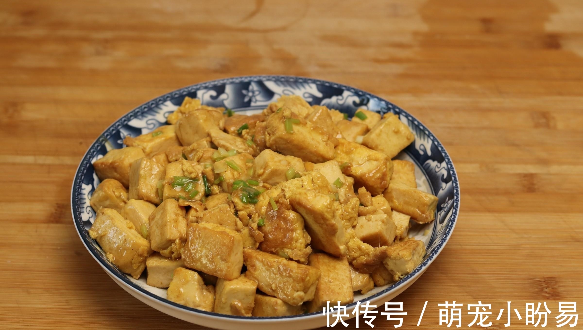 煎豆腐时,切记不要直接下锅煎!多加一步,豆腐不碎不粘锅