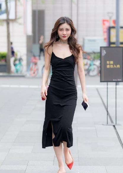 黑色|黑色真丝连衣裙质感轻薄,精致的穿搭显得十分自信,让美女多了几分成熟