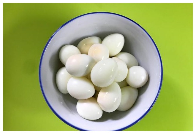 鹌鹑蛋这做法火了,加一把面条,酥脆开胃,比糖醋排骨还好吃