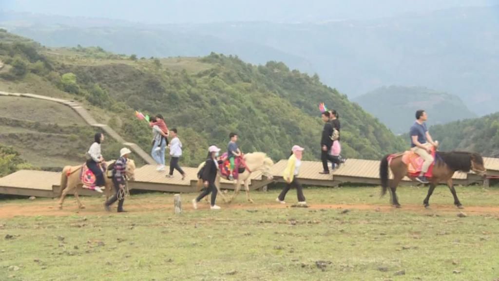 乌蒙大草原迎来旅游高峰