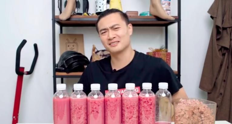 男子|100个石榴能榨多少“汁”男子20分钟榨完,看到分量无语了