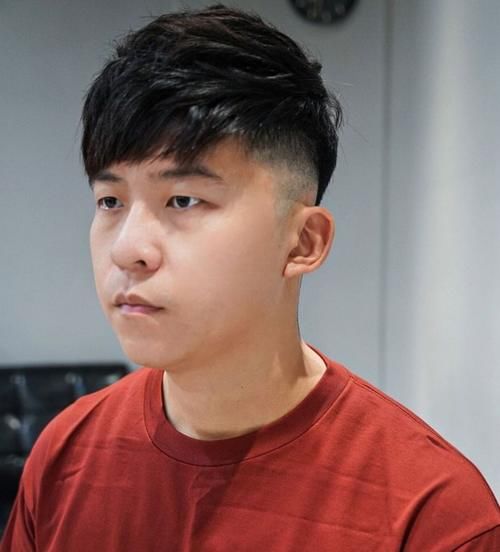 男人过了35岁，少留幼稚的发型！建议剪4种清爽造型，轻熟又帅气