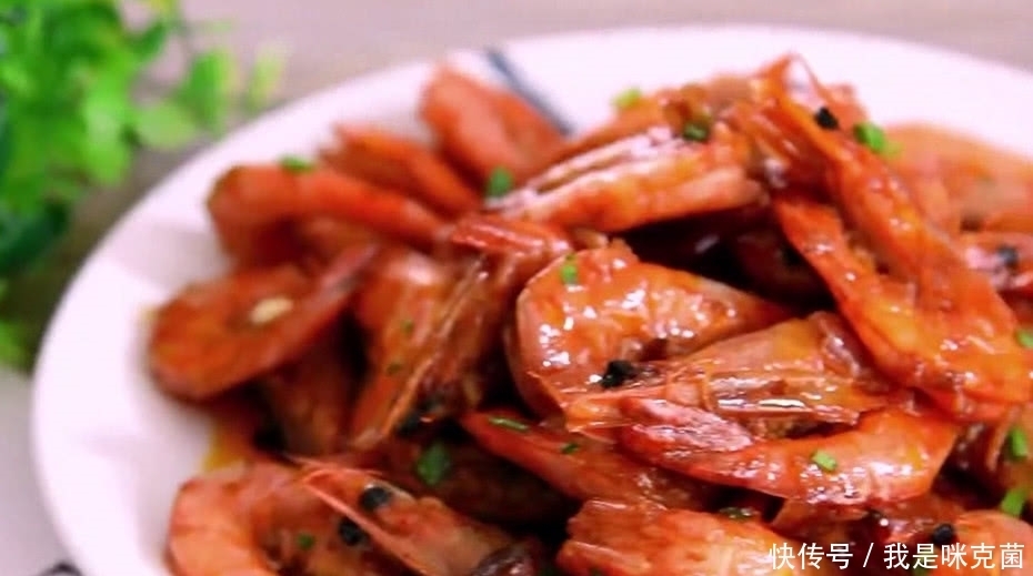 基围虾经典吃法,做法简单,鲜香美味,小伙自己吃一大盘