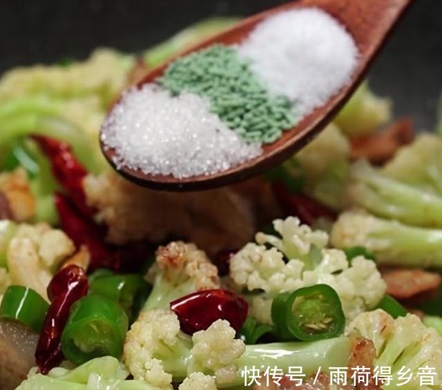 干锅花菜这么做，色泽鲜亮嫩黄，肉汁与花菜相互渗透，香辣又爽口！