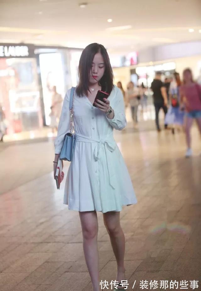 小个子 美女脚上搭配一双高跟鞋,尖头的款式,让她看起来非常的气质