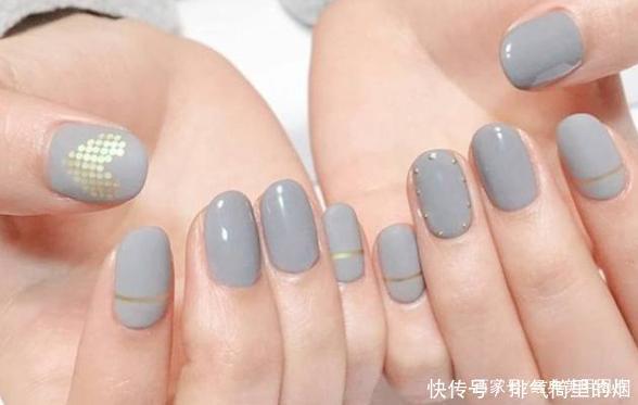 高级感十足的烟灰色和奶灰色美甲图片,时尚显白,拒绝平庸