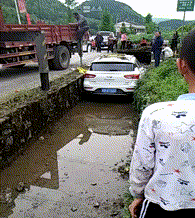 |搞笑GIF:老哥你这么做对得起你后面的兄弟吗?