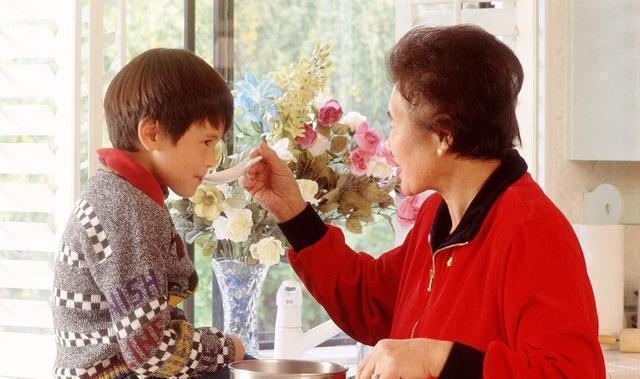 偏方|“无赖爷爷”火了,陪孙子打点滴却“赖着”床位,娃表情属实亮眼