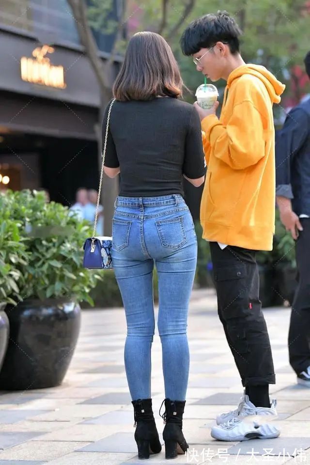 传统观念|黑色莫代尔上衣,搭配牛仔裤,舒适透气,独特的设计更显青春感