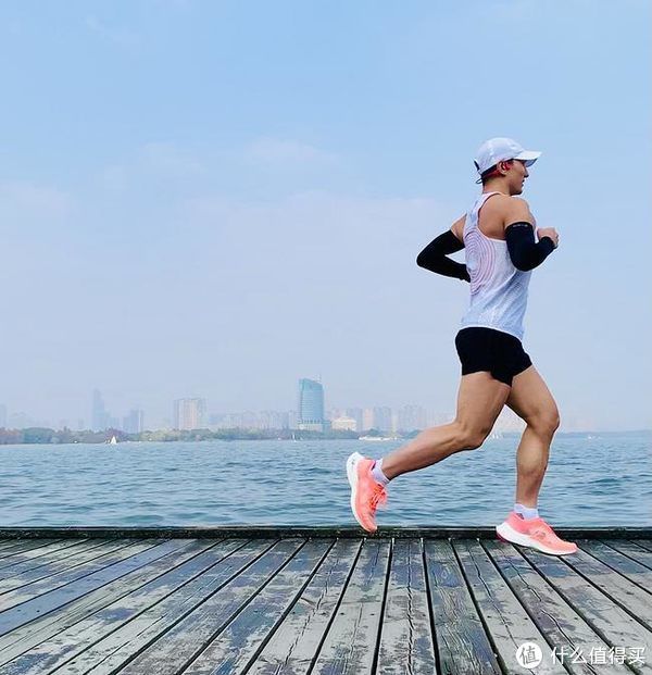 碳板跑鞋 咕咚42K“造风者”碳板跑鞋和几款主流碳板跑鞋脚感对比