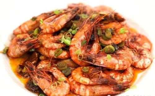 每一口都是那么香那么鲜的年夜饭，一道道端上桌，家人抢着吃！