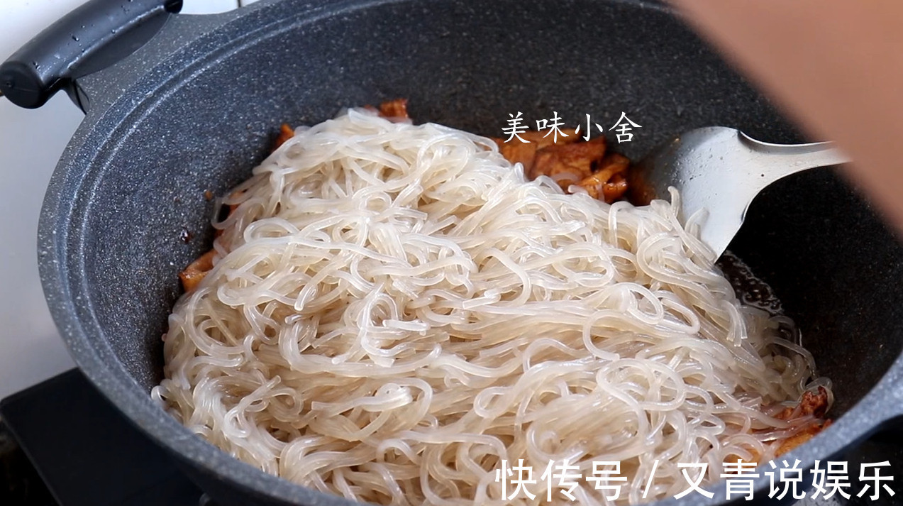 猪肉和粉条别再乱炖了，教你个农村特色吃法，一做一大盆不够吃