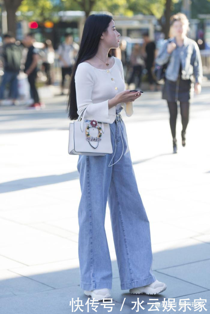 气质高腰牛仔阔腿裤，展现不一样的美