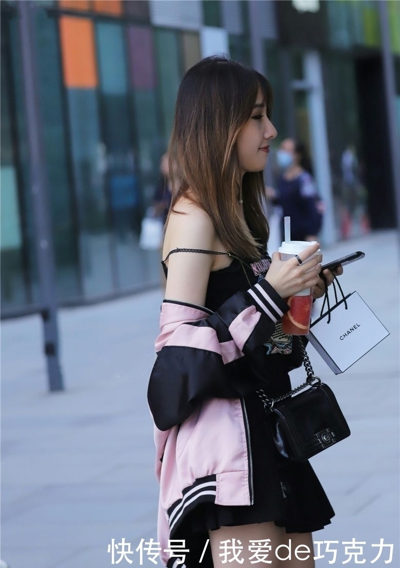 如丝|美女街拍:清纯靓丽香肩露,媚眼如丝万人迷