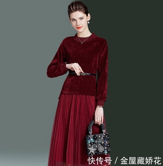 女人过了40岁就别再穿打底衫了,这样的毛衣裙才适合你,够洋气