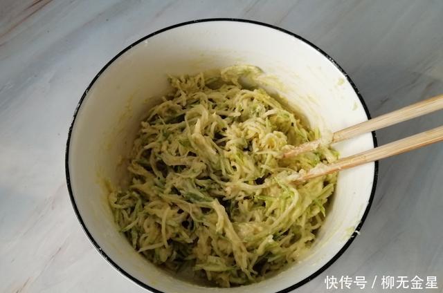 将就|一个人的午餐不将就,一根西葫芦搞定,营养好吃,十分钟上桌