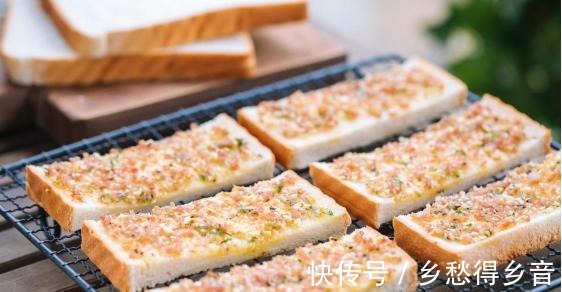 配上牛奶和咖啡就是完美早餐，味道香浓，刚出炉的时候孩子抢着吃！