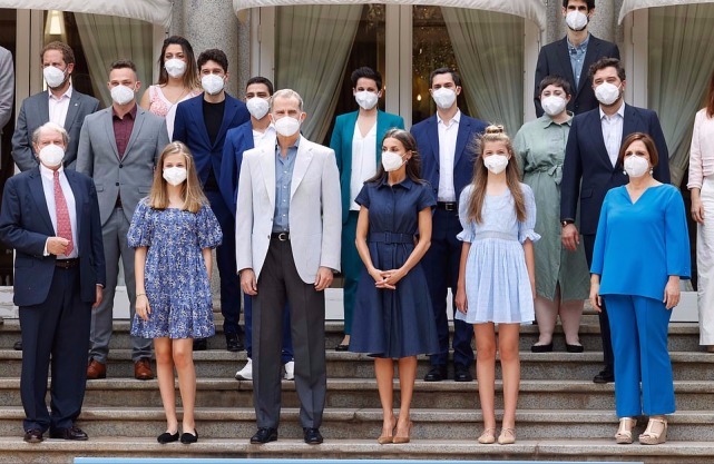 全家福|西班牙王室圣诞全家福来啦! 索菲亚公主穿蓝毛衣亮相, 又完胜姐姐