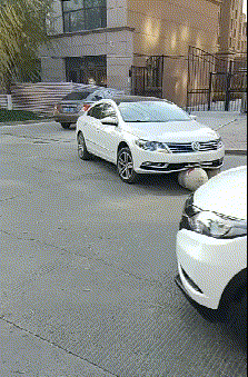 |搞笑GIF：女朋友总是这样出现 我的小心脏都快受不了了