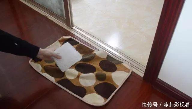 卫生间里放一个水果网套,一年能省下不少钱,很实用