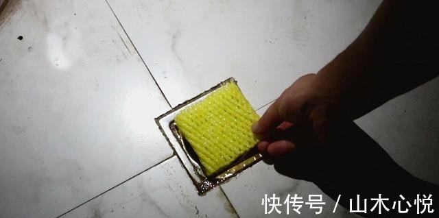 卫生间里放一个水果网套，一年省下不少钱，以后再也不舍得扔了