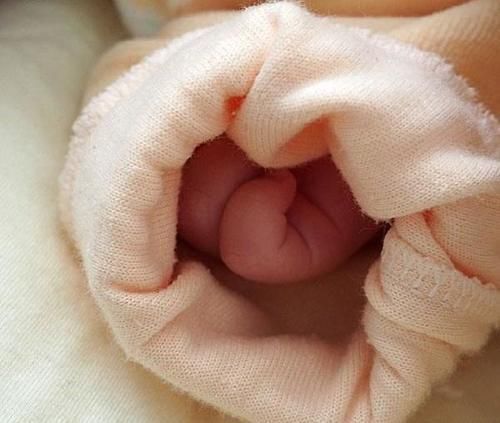 宝宝|妈妈发现“带红色”纸尿裤,月嫂称婴儿生理期,检查后得知原因