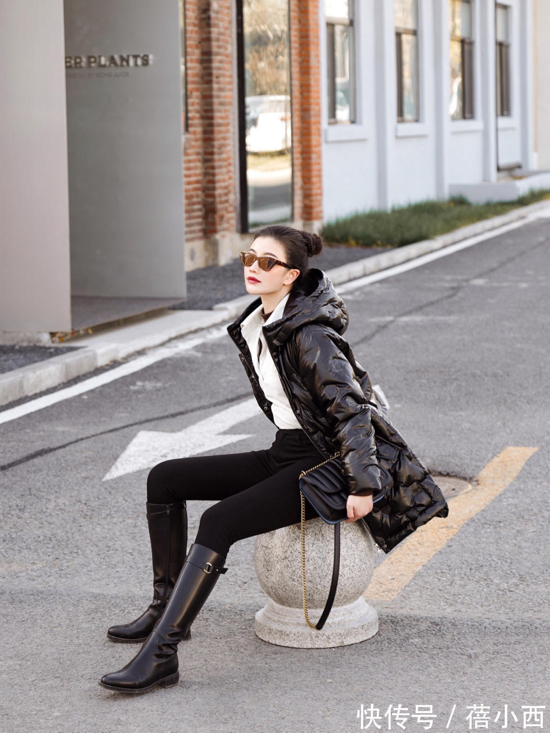 立领处 见过世面的女人,都喜欢“羽绒服”的搭配,这才是真正的优雅