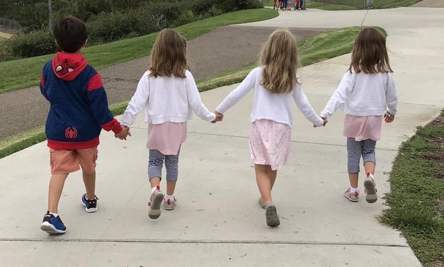 孕妈生下四胞胎,第四个宝宝出生后护士道喜:是个“天宠宝宝”